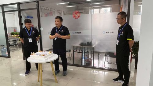 張校，馮校，闞校，三位校長切沈陽校區(qū)三周年蛋糕