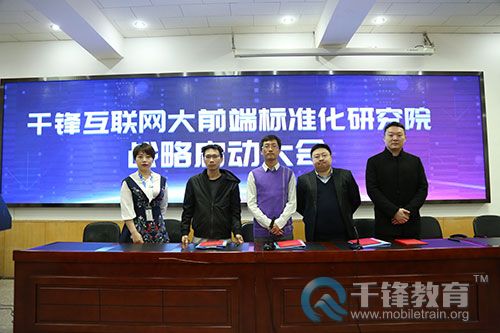 王藍(lán)浠與各企業(yè)專家顧問(wèn)簽署合作協(xié)議后合影