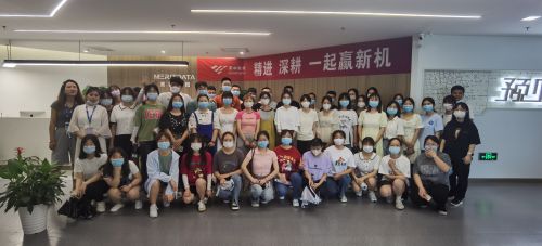 甘肅農(nóng)業(yè)大學(xué)在千鋒學(xué)習(xí)學(xué)生參觀美林數(shù)據(jù)留影合照